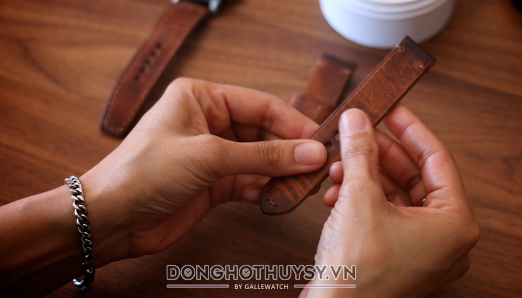 Cách vệ sinh dây da đồng hồ đeo tay