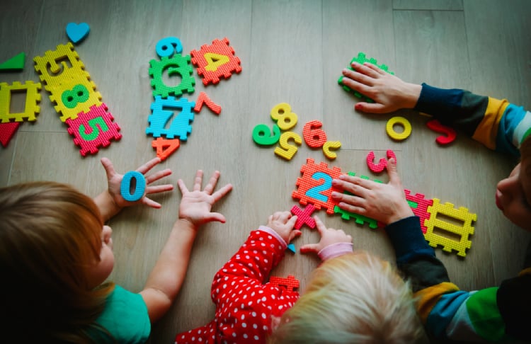 Dạy bé xem đồng hồ