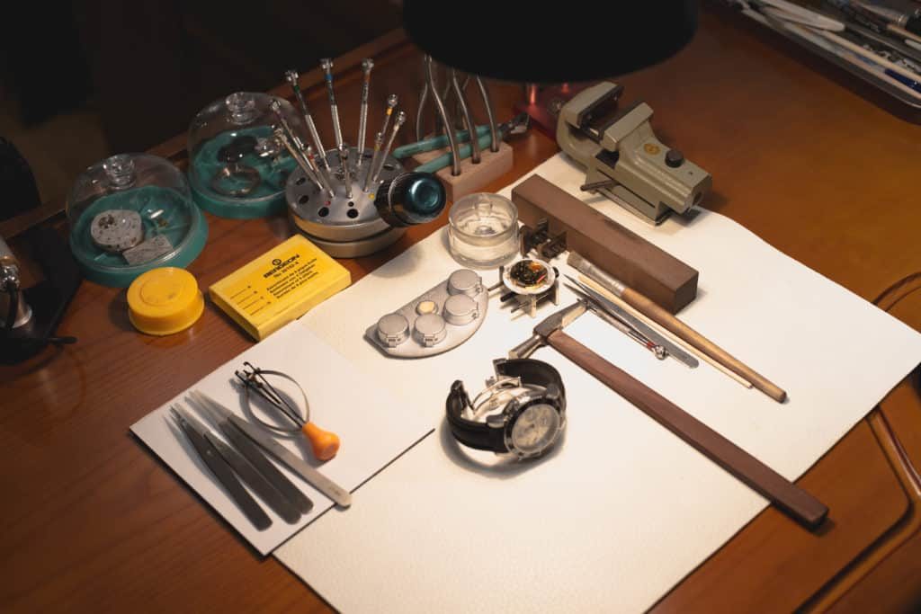 Tiệm sửa đồng hồ gần dây